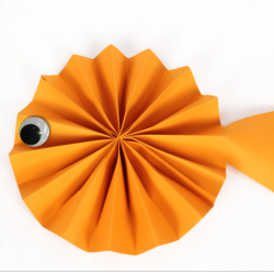 activité de bricolage enfants pour réaliser un poisson en papier à suspendre