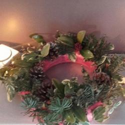 Un pas à pas pour apprendre à réaliser une couronne de Noël à partir d'une cuillette en forêt