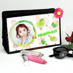 Un cadeau de fête des mères beau et utile à personnaliser avec la photo de votre ou de vos enfants. La maman pourra alors ranger ses crayons mais aussi ses affaires pour partir en voyage.