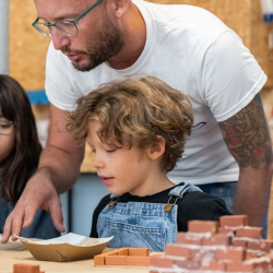 Voici Wecandoo ! La plateforme qui réunit 800 artisans et proposent des ateliers créatifs pour fabriquer avec vous un objet unique en direct de leur atelier.
