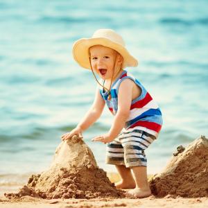 Les 10 règles pour profiter du soleil en toute sécurité. Pour le soleil reste un ami et ne devienne jamais un ennemi.