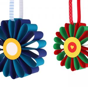Un pas à pas pour apprendre à faire des fleurs en papier à suspendre