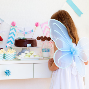 Anniversaire de fée : pour vous aider à organiser un anniversaire de fée, Tête à modeler vous propose une sélection d'idées, de déguisement, de cartes d'invitation, de