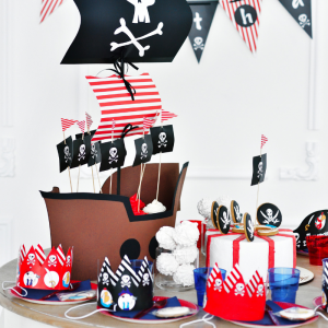 Anniversaire de pirate : pour vous aider à organiser un anniversaire de PIRATES, Tête à modeler vous propose une sélection d'idées, de déguisement, de cartes d'invitation, de gâtea