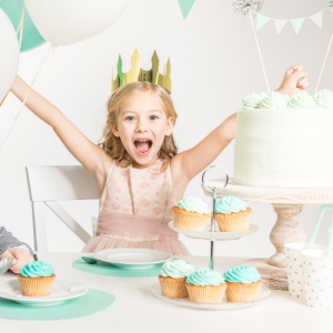 Anniversaire de princesse : pour vous aider à organiser un anniversaire de princesse, Tête à modeler vous propose une sélection d'idées, de déguisement, de cartes d'invitation, de g&acir