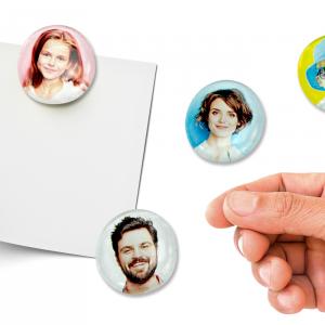 Aujourd'hui nous allons utiliser des galets en verre pour fabriquer des magnets et décorer le frigo avec plein de jolies photos de famille !