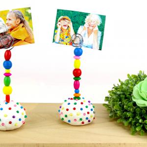 Découvrez une activité créative super facile qui permettra aux enfants de fabriquer des porte-photos colorés avec de la pâte à modeler, des perles en bois ! Les plus jeunes pourront également développer leur motricité fine au cours de cette activ