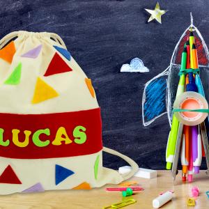 Aujourd'hui vous allez découvrir une activité facile qui permettra aux enfants de décorer un joli sac à dos en coton.
Découpage et collage sont au programme afin de personnaliser ce joli sac coloré qui pourra être utilisé par les enfants pour aller