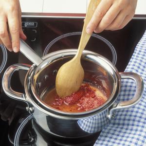 La sauce hollandaise est une sauce au beurre montée au bain-marie. La sauce hollandaise accompagne parfaitement les plats de poisson et les volailles.