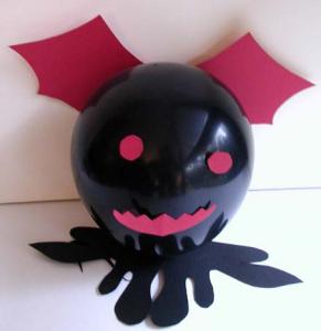 Bricolage pour fabriquer des chauve-souris géantes avec des ballons et du papier. Le bricolage est facile à réaliser pour un effet "monstrueux" pour la décoration et le buffet d'Halloween.