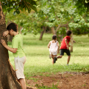 Cache-cache fait parti des jeux les plus populaires. Tous les enfants y jouent, on peut y jouer partout ! Dans la maison, dans le jardin, dans un parc... Pas besoin de matériel ! Avec les amis, la famille, tout le monde y joue !