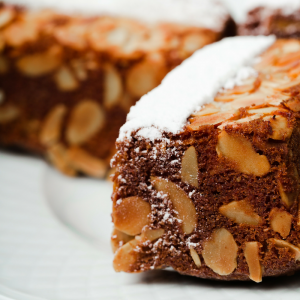 Recette d'un cake original puisqu'il est au chocolat et aux fruits secs. Ce cake chocolat fruits secs est un mariage parfait pour résister aux frimas de l'hiver et à la morosité des trop courtes journées.