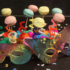 Des mini gateaux sur brochette pour un goûter festif