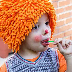 Quel bonheur de préparer son déguisement de Carnaval pour aller défiler dans les rues au rythme des fanfares !Retrouvez toutes nos idées d’activités, des jeux, des coloriages, des chansons mais aussi toutes nos infos sur l’histoire de cette drôle de fête