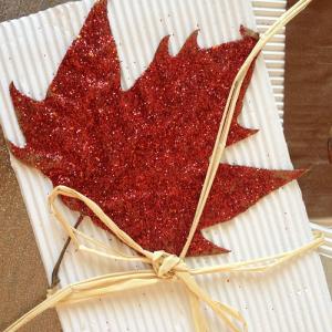 tuto pour réaliser une carte avec des feuilles d'automne pailletés. Un bricolage parfait pour l'automne