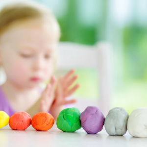 Pour donner de jolies couleurs à votre pâte à sel, vous pouvez peindre vos créations après cuisson mais vous pouvez aussi les colorer avec des astuces toutes simples et 100% naturelles. Suivez nos conseils !