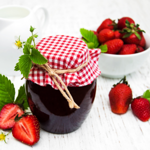 Les compotes et les confitures sont une délicieuse façon de consommer des fruits et des légumes en toutes saisons. Avec ces recettes vous retrouverez le plaisir de concocter de très bonnes compotes et confitures en famille. Nos recettes sont illustrées de