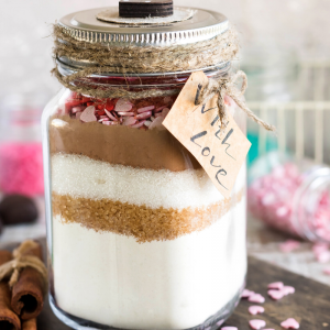 Cookies in a jar est une recette à offrir dans un bocal en verre. Une bonne idée de cadeau original à offrir à quelqu'un qu'on aime.