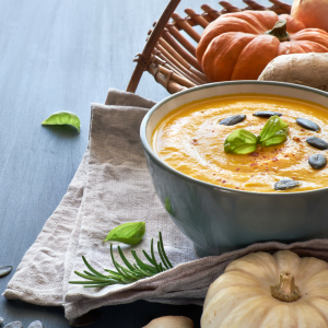 Le velouté de citrouille est un véritable régal pour toute la famille. Coloré, riche en vitamines, une texture onctueuse et un goût légèrement sucré, c'est un plaisir de le retrouver à l'approche de l'automne et de la fête d'Halloween. Retrouvez sans plus