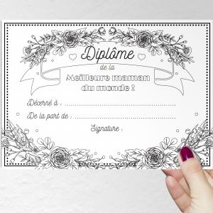 Un diplome de la meilleure maman du monde à imprimer, compléter et à offrir à la meilleure maman pour la fete des meres. Ce joli diplome avec ses fleurs sera très beau enroulé avec un morceau de ruban comme mis dans un cadre. copie