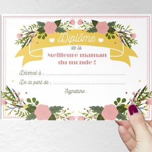 Un diplome de la meilleure maman du monde à imprimer, compléter et à offrir à la meilleure maman pour la fete des meres. Ce joli diplome avec ses fleurs sera très beau enroulé avec un morceau de ruban comme mis dans un cadre.