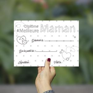 Trouvez un diplôme à colorier pour maman grâce à notre sélection de coloriages de diplômes. L'occasion d'offrir un diplôme de la meilleure maman ou un diplôme de super maman le jour de son anniversaire ou à la fête des mères.