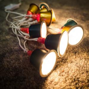 tuto pour bricoler avec les enfants une guirlande de Noël avec des capsules de café