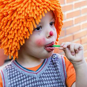 Ah le Carnaval ! Quel bonheur de retrouver les bals, les parades et les goûters sucrés. Chaque année, c'est un véritable bonheur de se déguiser et se maquiller pour l'occasion. Mais d'où vient cette fête populaire ? Nous revenons sur l'histoire du Carnava