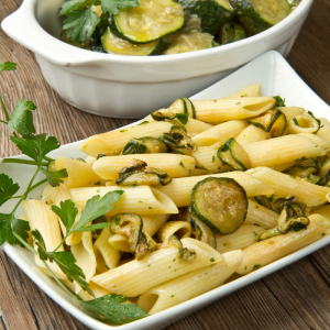 Recette de fetuccine dans leur sauce d'asperges et de courgettes. Une recette de pâtes accompagnée de ses légumes. Recette illustrée pas à pas