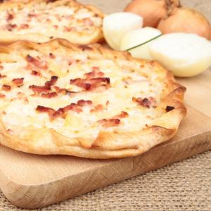 Pour certains, la flammekueche est à la crème fraîche et rien qu'à la crème fraîche. Pour ces adepte, voici une recette de flammekueche traditionnelle à base de crème fraîche, de lardons et d'oignons. Comparez la recette de la flammekueche à la