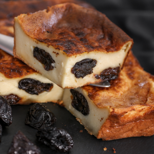 Le flan au pruneau est une recette au parfum d'enfance. Cette recette du flan au pruneau ne contient que de bonnes choses comme du lait, de la farine, du sucre des oeufs et bien entendu des pruneaux.