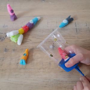 PlayMais est un jeu d’assemblage 100% naturel, 100% sans danger et 100% biodégradable. PlayMais se présente sous la forme de blocs ou de flocons légers composés de maïs, d’eau et de colorants alimentaires. Les enfants peuvent jouer seuls avec leu