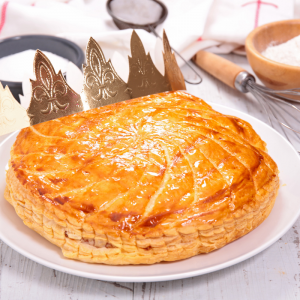 Galette des rois à la pomme : la délicieuse recette pour fêter l'Epiphanie ! Profiter d'un moment familial en préparant une galette des rois à la frangipane, vous pourrez la déguster en famille en essayant de deviner qui tombera sur la fève.