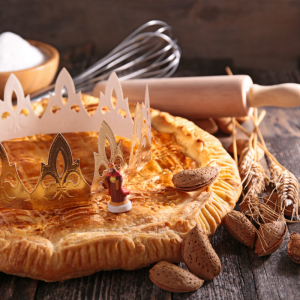 Galette des rois : la recette illustrée. Une délicieuse recette de galette des rois afin de fêter l'Epiphanie. Cette recette est illustrée afin de faciliter l'activité avec les enfants.