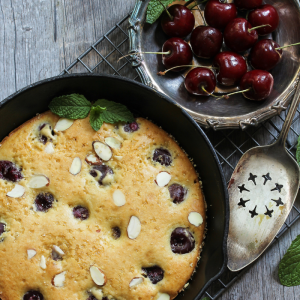 Le Gâteau à la crème et aux cerises est un gâteau traditionnel Une recette de gâteau à la crème à faire pendant la saison des cerises !