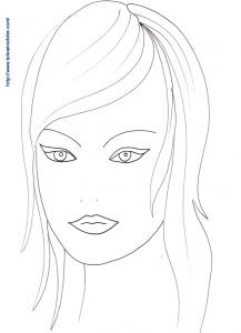 Femme à la coupe de cheveux dégradés