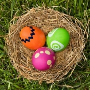 La veille de Pâques en Allemagne, les enfants confectionnent un nid de paille ou de mousse que les parents cachent dans le jardin ou dans la maison afin que le lapin de Pâques y dépose des œufs multicolores. Retrouvez notre dossier sur Pâques dans le mond