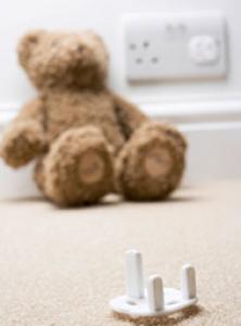 Bébé prise électrique