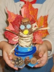 Un bonhomme des bois réalisé avec les fruits et feuilles ramassés lors des promenades