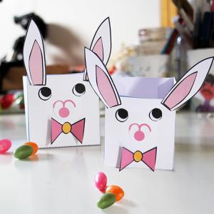 Collage d'un lapin en boite de Pâques