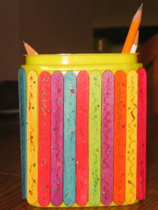 Boîte à crayons décorée de batonnets de bois peints