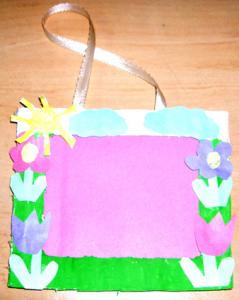 Petit cadre décoré de fleurs pour les photos de l'enfant