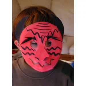 Garçon au masque de diable