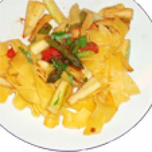 Fetuccines aux asperges et à la courgette