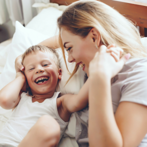 Je te tiens par la barbichette est une chanson à gestes. Retrouvez les paroles de chanson et amusez-vous avec vos enfants avec ce jeu de concentration et de contrôle des émotions qui se joue à deux. Et comme le dit la chanson, le premier des deux qui rit