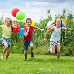 Jeu de chasse au ballon pour jouer en plein air pendant les vacances
