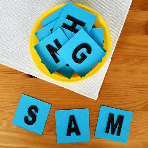 Retrouvez nos lettres rugueuses à fabriquer pour apprendre à lire et à écrire avec la méthode Montessori.