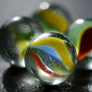 Un jeu de billes populaire : le pot. Les jeux de billes sont très appréciés des enfants, elles fascinent par leur couleurs, on les collectionne parfois même. Ici on vous explique la règle de la pyramide.