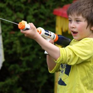 Au feu les pompiers est un jeu traditionnel que l'on retrouve souvent dans les kermesses. Il faut éteindre les bougies à l'aide de pistolets à eau mais le nombre de tir est limité, il faut donc bien viser ! Retrouvez également des tas d'autres jeux de ker