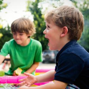 Le jeu de la planche à savon est un classique des jeux de kermesse. Il consiste à pousser un savon avec un bâton sur une planche inclinée. Un jeu d'habileté qui connaît toujours un succès dans les kermesses.